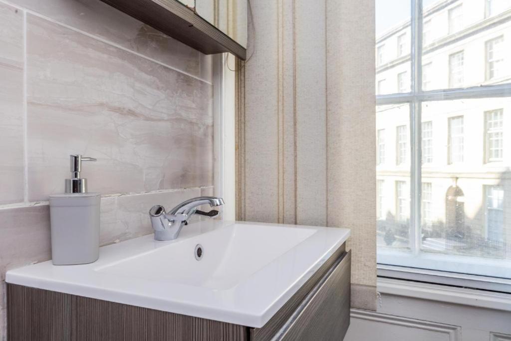 Newcastle'S Most Central Apartment - Sleeps 10 Екстериор снимка